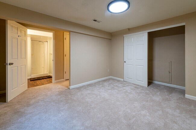 Building Photo - Wonderful 4-bed, 3-bath home adjacent to walking paths and parks