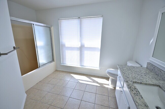 Building Photo - Beautifully Renovated 3-Bedroom Home in Fo...