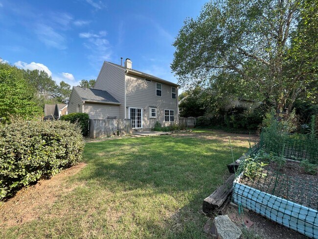 Building Photo - Beautiful, updated 3br 2.5 ba home with garage, fenced-yard in Home Valley Farms Now Available!