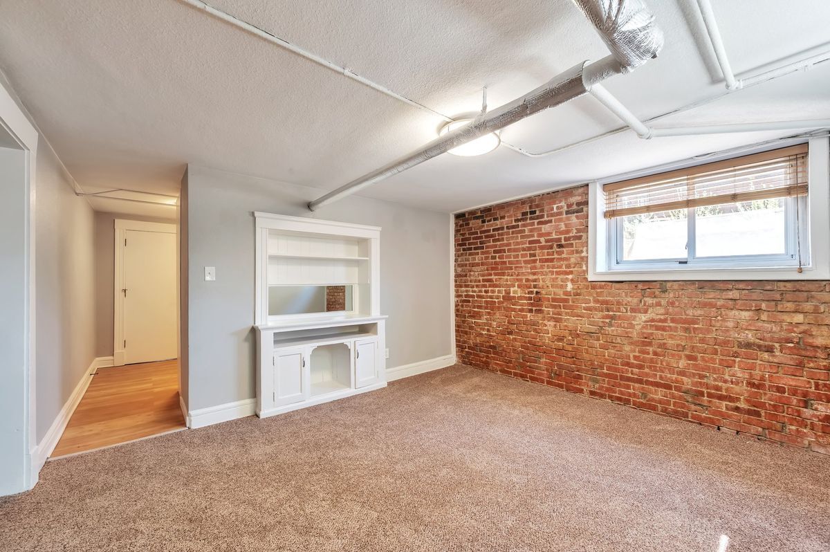 Building Photo - 2607 E 14th Ave