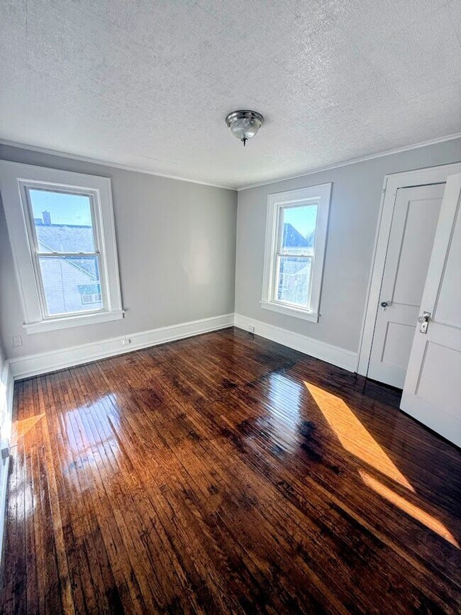 Building Photo - 3300 6th St SW