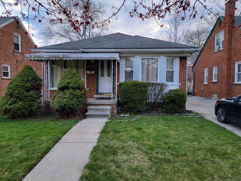 Front - 11457 Leverne