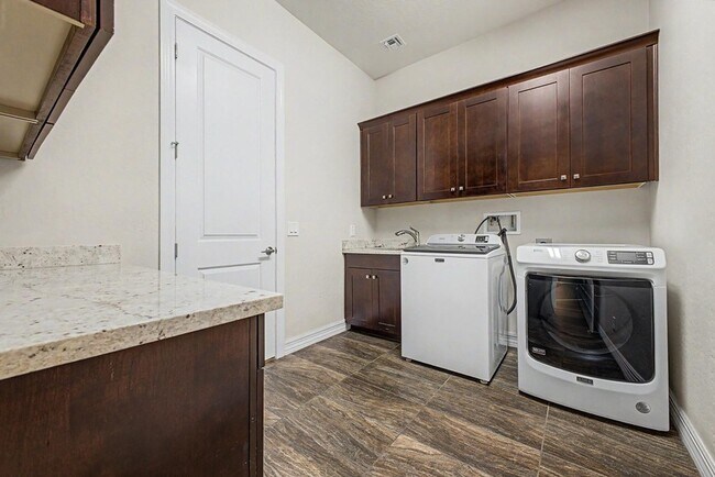 Building Photo - 2327 E Mahogany Pl
