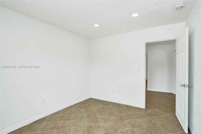 Building Photo - 2120-2122 Thomas St # 2122 HOLLYWOOD, FL 33020