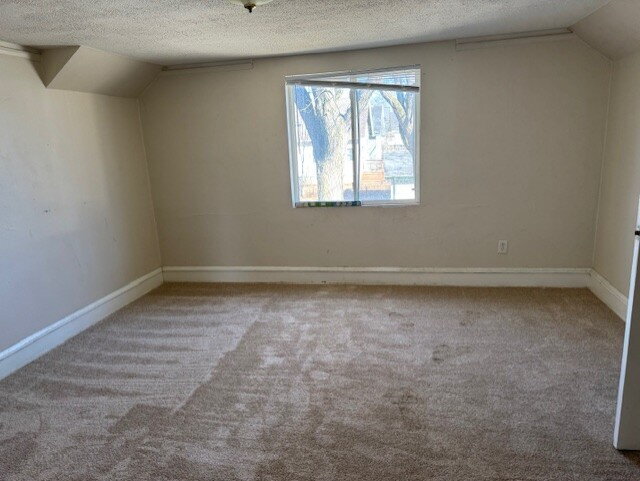 Building Photo - 1 large bed 1 bath upper plus bonus room