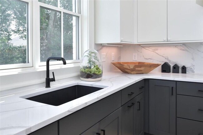 Building Photo - Prime Residence with fabulous amenities in the heart of Buckhead