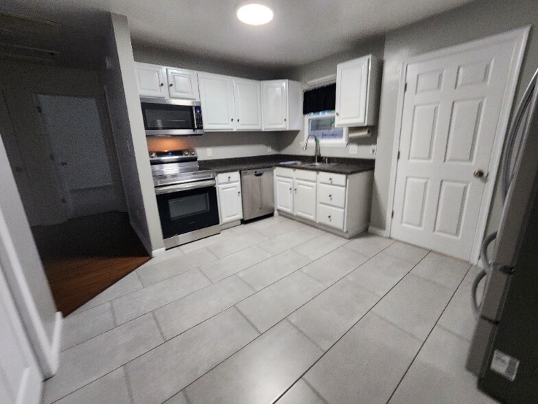 Building Photo - 300 Hurdle Dr