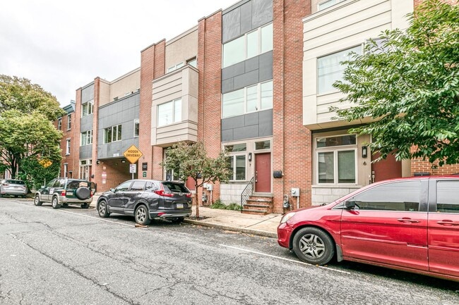 Building Photo - Northern Liberties Townhome with Parking!