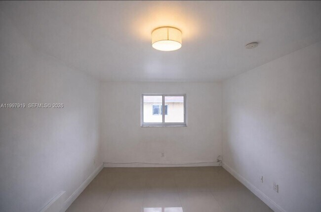 Building Photo - 552 NE 61st St