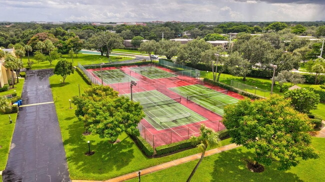 Building Photo - 2825 SW 22nd Ave