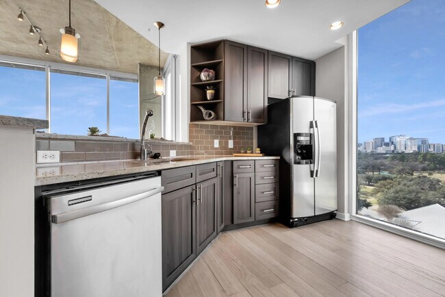 Primary Photo - Luxury Meets Location – Prime 1 Bed Near H...