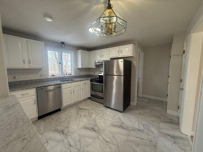 Building Photo - 17 Julian Ln