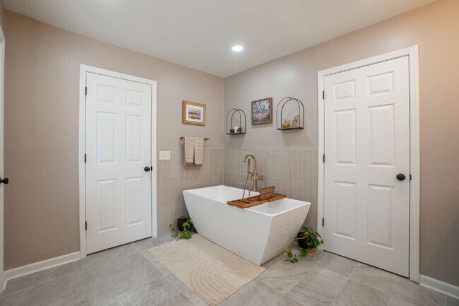 Building Photo - Available mid June!