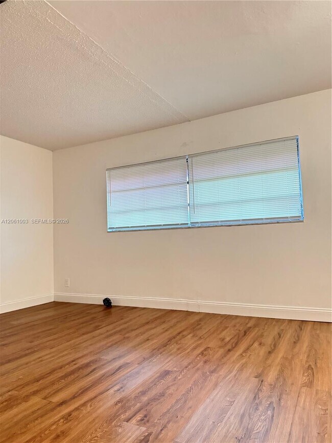 Building Photo - 3246 N Pine Island Rd