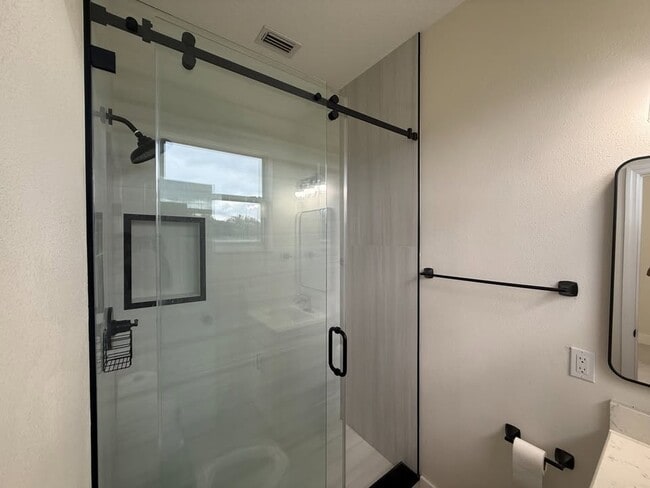 Building Photo - 1550 Center Rd