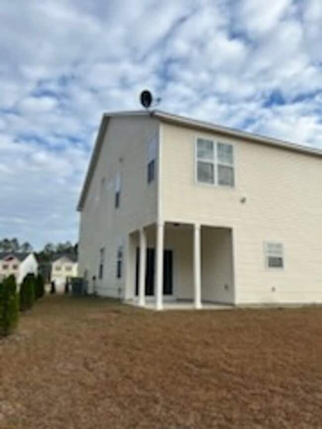 Building Photo - Spacious