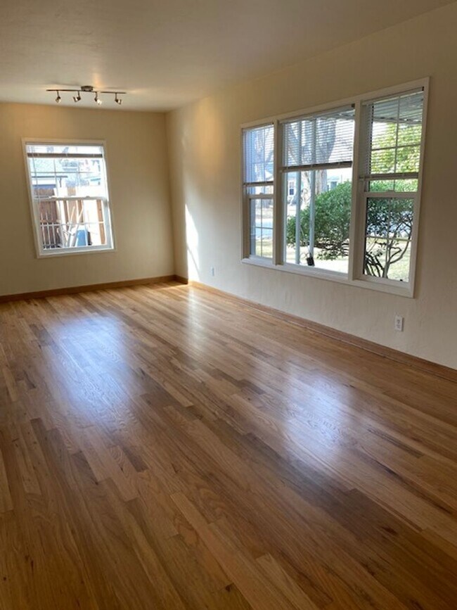 Building Photo - 2 Bedroom and 1 Bathroom Old Southwest Reno Home