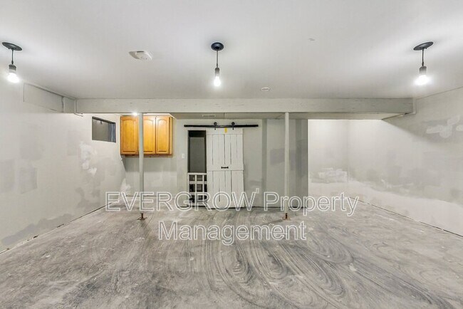Building Photo - 1115 Spend a Buck Ct