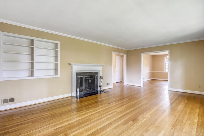 Building Photo - One Level Living -- 5bed / 3bath - Chevy Chase