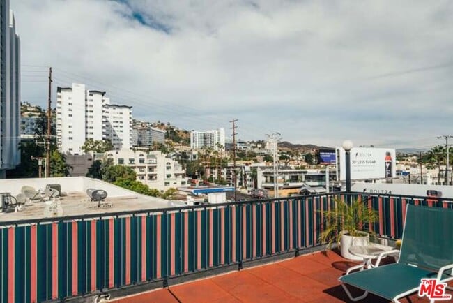 Building Photo - 8530 Holloway Dr