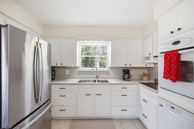 Building Photo - 10505 Champion Village Dr