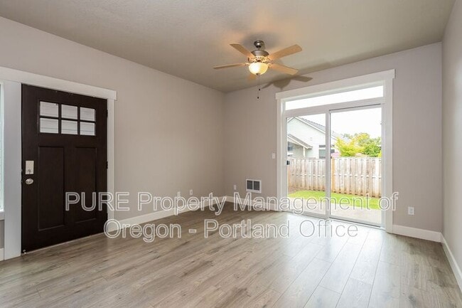 Building Photo - 215 NE Regan Hill Loop