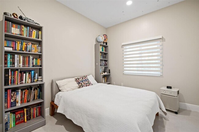 Building Photo - 3103 SW 140th Ave