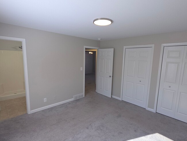 Building Photo - Southside Kenosha 4 bedroom