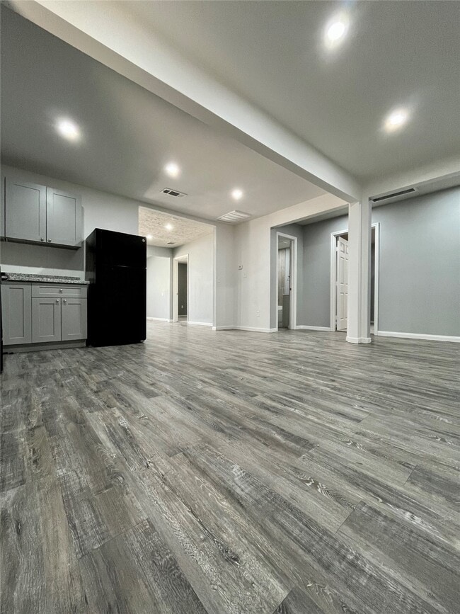 Building Photo - 8308 John St