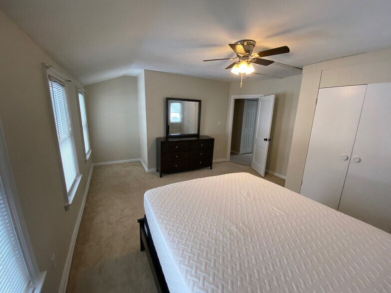 Building Photo - 1536 W 45th St