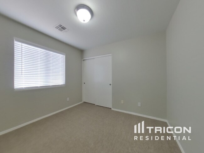Building Photo - 15458 W Mercer Ln