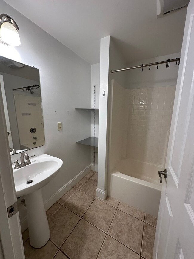 Building Photo - Beautiful Townhouse in NEW NORTH END Burlington 3BD/4BA