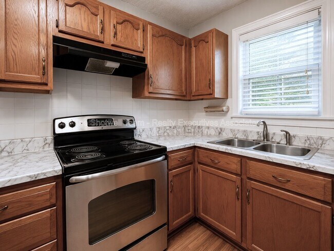 Building Photo - 2540 Larkwood Ln