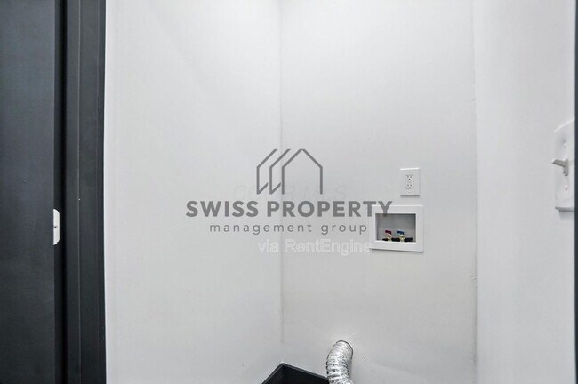 Building Photo - 889 E Livingston Ave