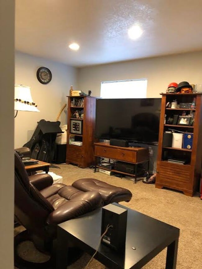 Building Photo - 4 Bd, 2 Ba, Home, Quiet Neighborhood, Great Floorplan, Mature Landscaping!