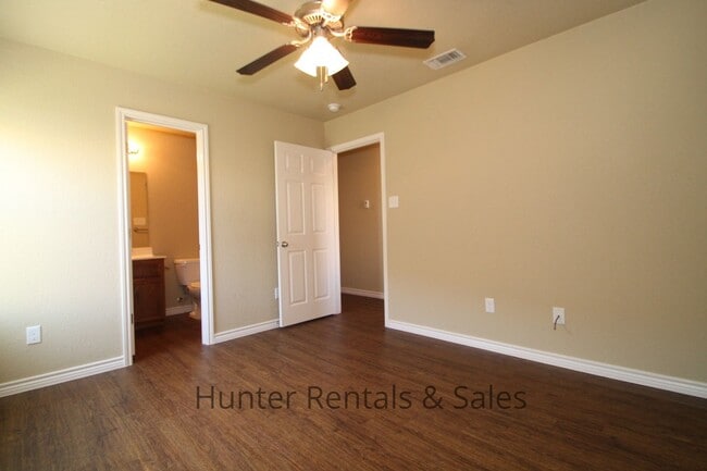 Building Photo - Spacious three-bedroom