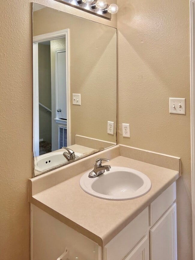 Building Photo - Lovely 2-story | 3-bedroom | 2.5-bath duplex | Cul-de-sac | Side yard | Great location!
