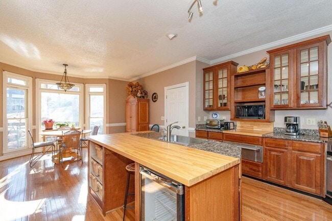 Building Photo - 10315 Crescent Ridge Dr