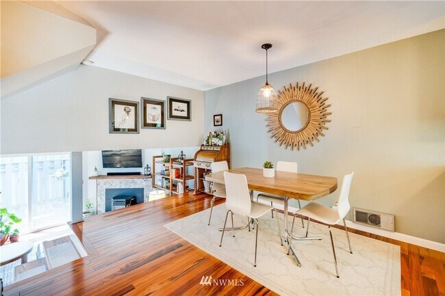 Building Photo - Beautifully Remodeled 2 bed/1.5 Bath Townh...