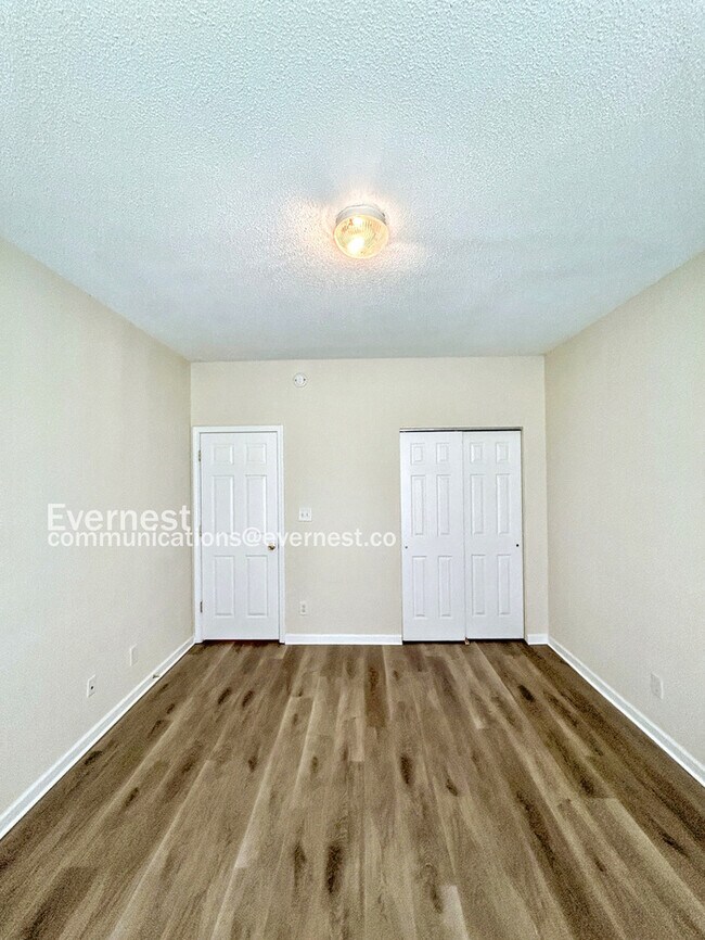 Building Photo - Spacious 3 Bedroom Home in High Point / Up...