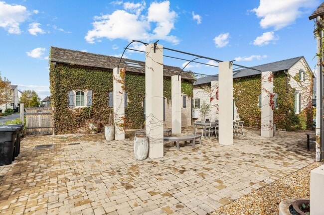 Building Photo - 192 Breakspear Ln