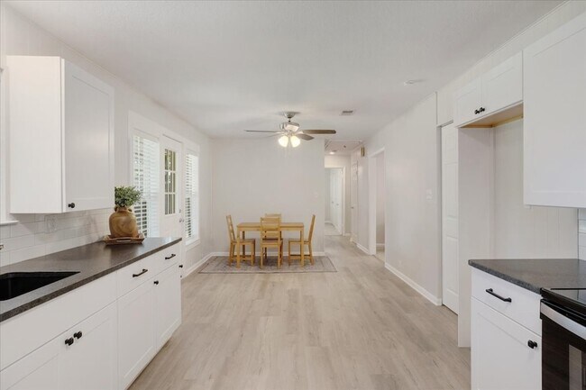 Building Photo - 470 W Marshall Dr