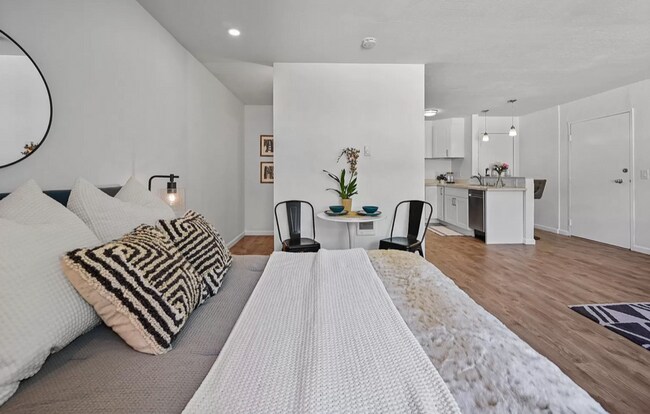 Building Photo - Adorable Remodeled Studio! Walk to Lake Merritt, Trader Joes, Whole Foods! Parking Included!