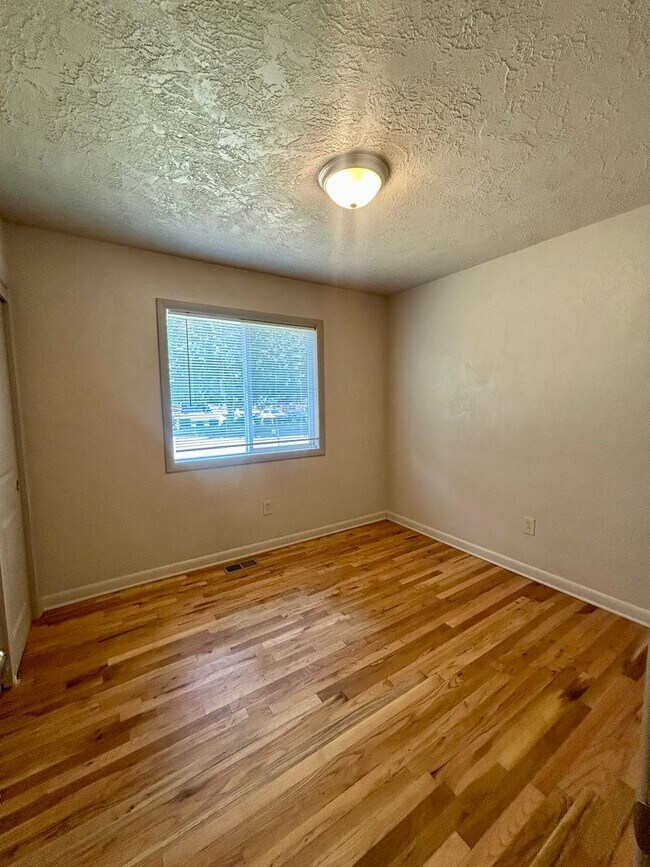 Building Photo - Three Bedroom Home (NE Salem)- W/D Hookup & Fenced Backyard