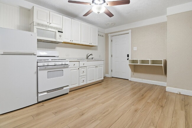 Building Photo - $1,245.95 with Half Off Second Month’s rent until 08/31/26 only, 1 Bed - 1 Bath, Condo in Denver ...