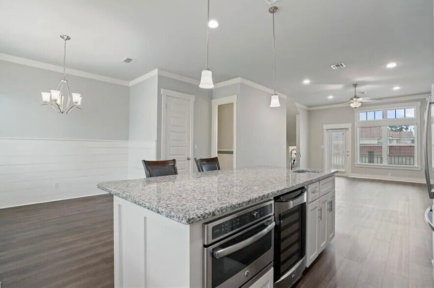 Building Photo - 14890 Granada Dr
