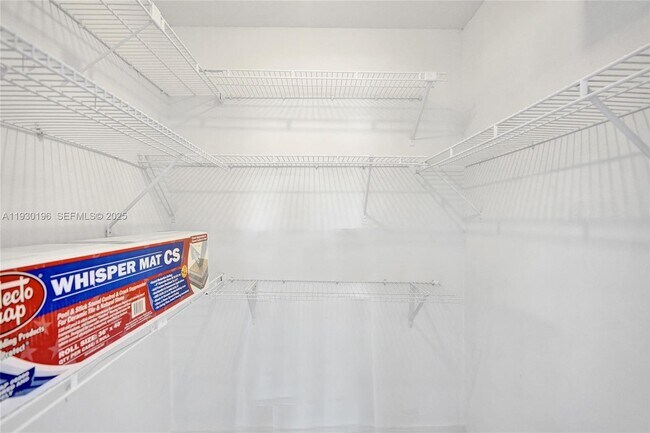 Building Photo - 4164 Inverrary Dr