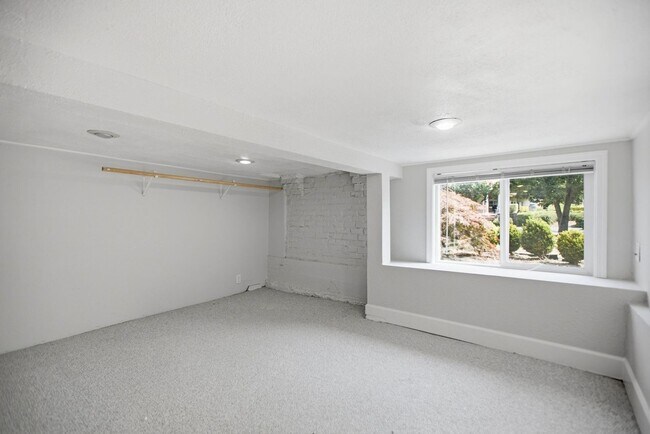 Building Photo - Steps from Green Lake ,6 bed 3 bath home with 2 kitchens and 2 laundry rooms.