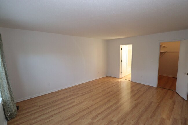 Building Photo - Beautiful Home on Cul-de-Sac with Large Fe...