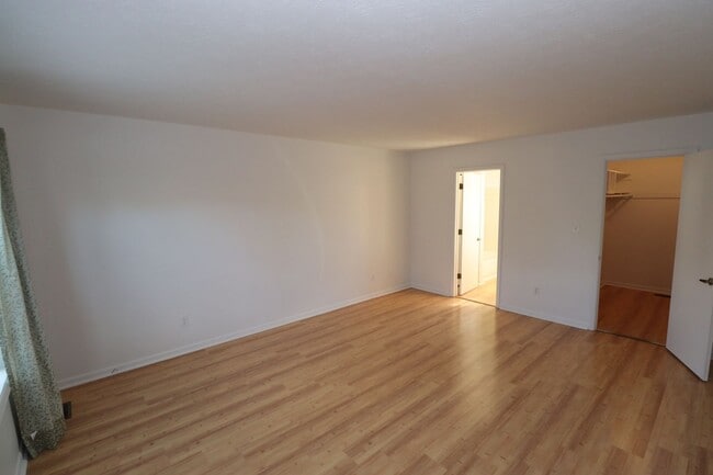 Building Photo - Beautiful Home on Cul-de-Sac with Large Fenced in Backyard